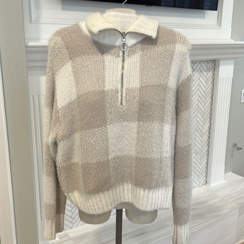 Jessica Simpson sweater